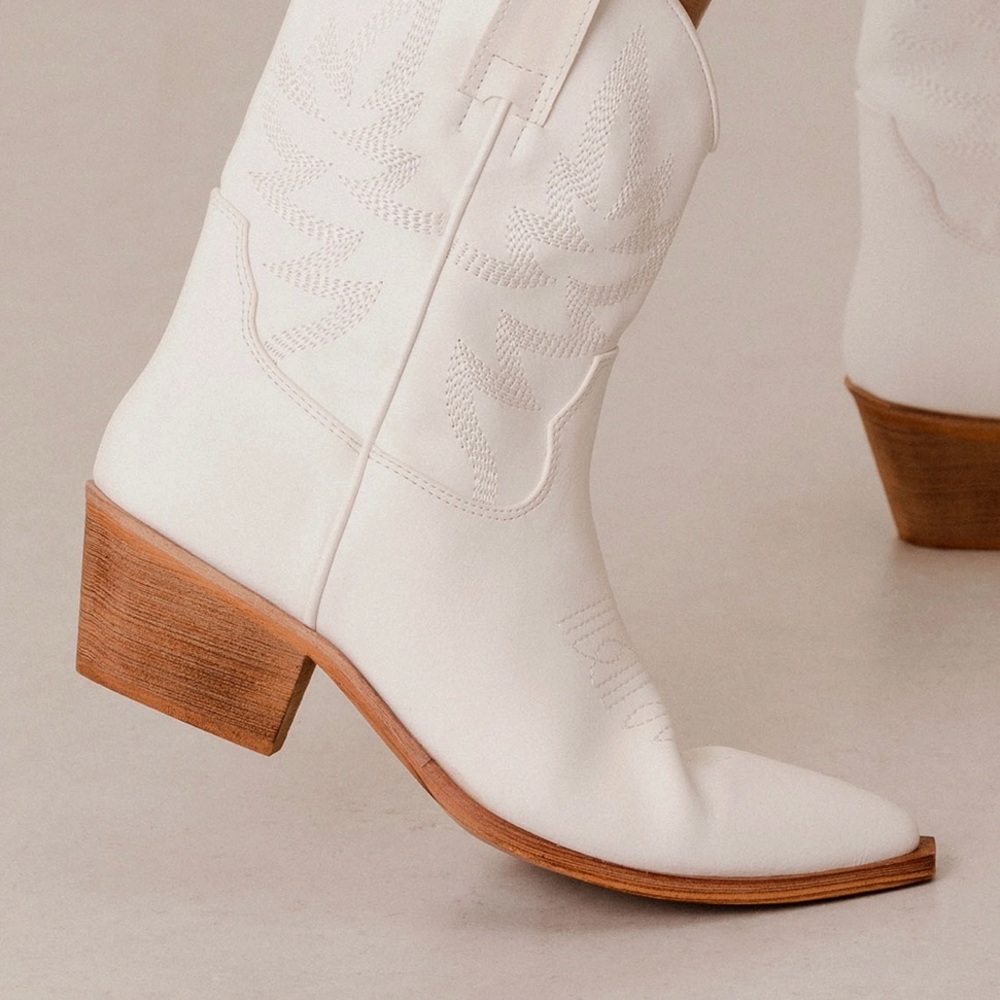 MIIM Claire White Vegan Leather Festival Embroidered Low Cowboy Bootie Size 7 - Picture 5 of 6